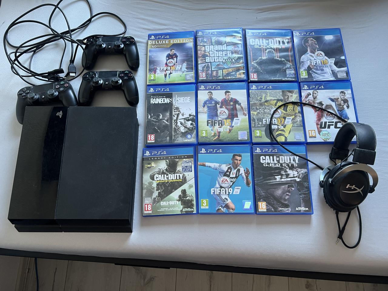 Playstation 4 (incl. spellen, HyperX, 3 controllers)