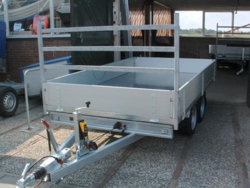 NIEUWE ANSSEMS PLATEAUWAGEN OP KENTEKEN