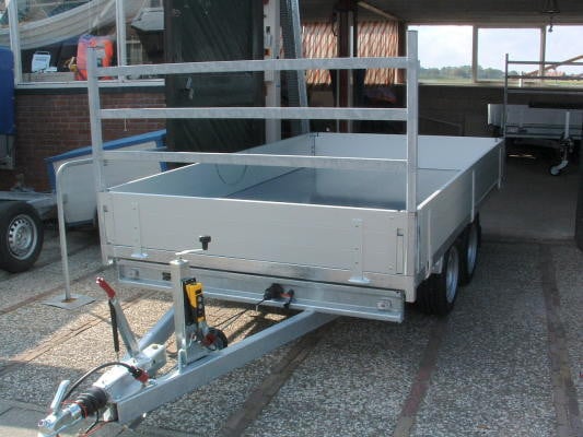NIEUWE ANSSEMS PLATEAUWAGEN OP KENTEKEN