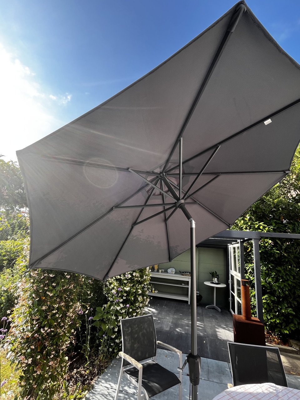 Parasol van Intratuin, met voet en hoes.