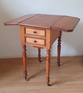 Antieke bijzet tafel type hangoor