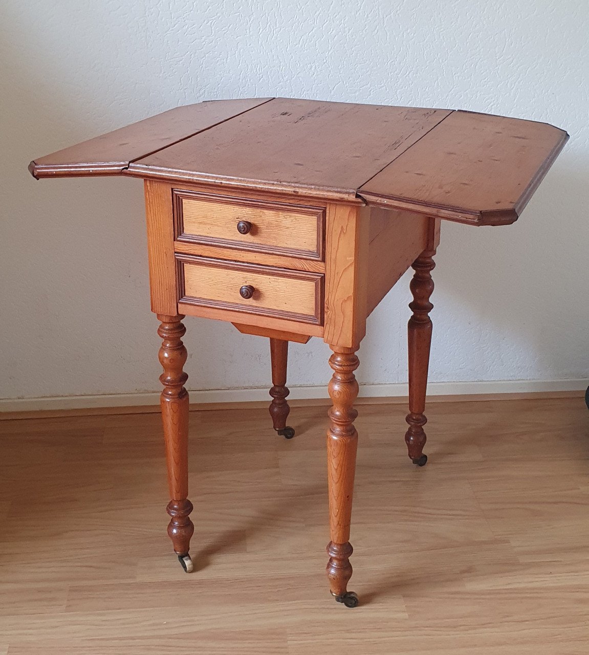 Antieke bijzet tafel type hangoor