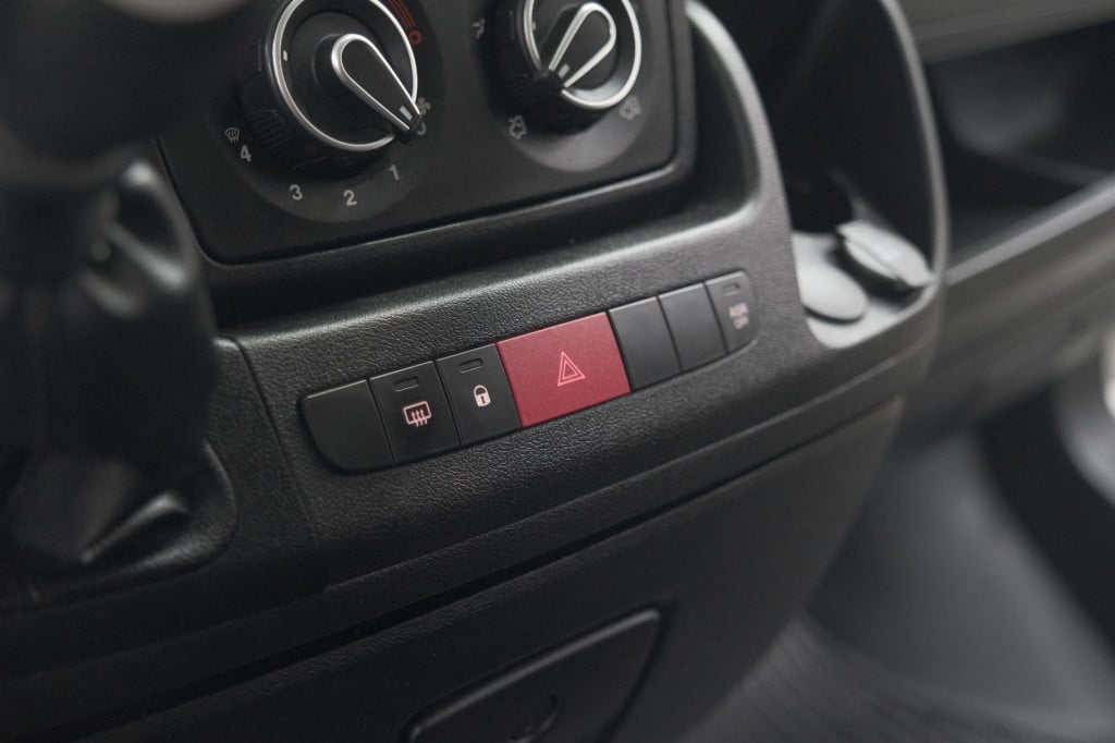 Peugeot Boxer 330 2.2 bluehdi 140 l2h2 premium | navigatie | houtenvloer in