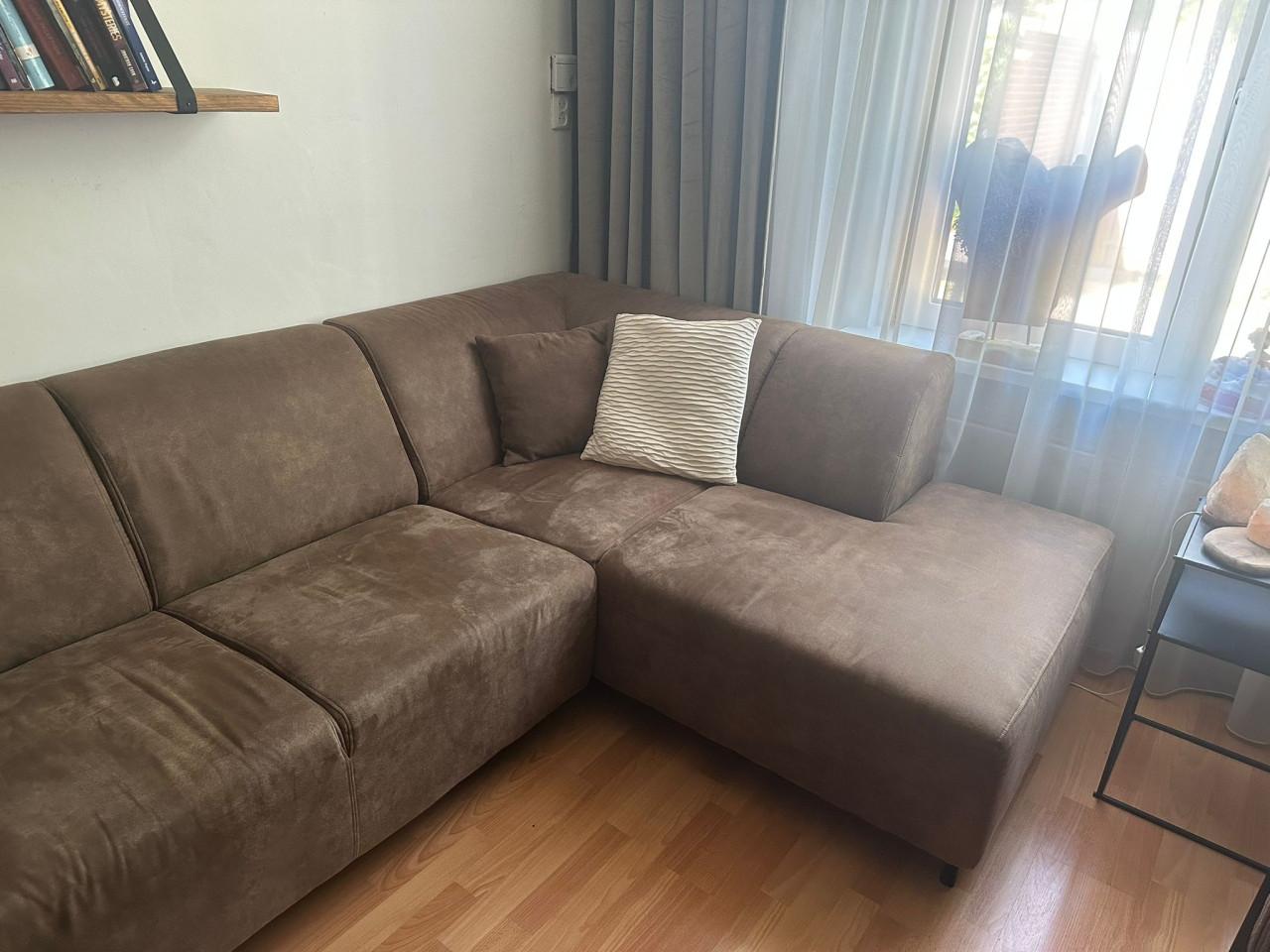 Ruime hoekbank te koop-170 euro.