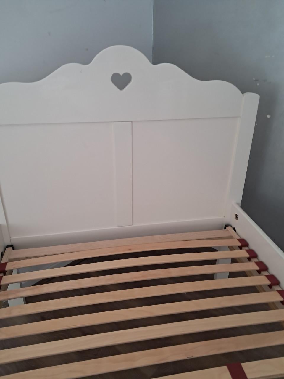 1 persoons meisjes bed inclusief lattenbodem en nachtkastje