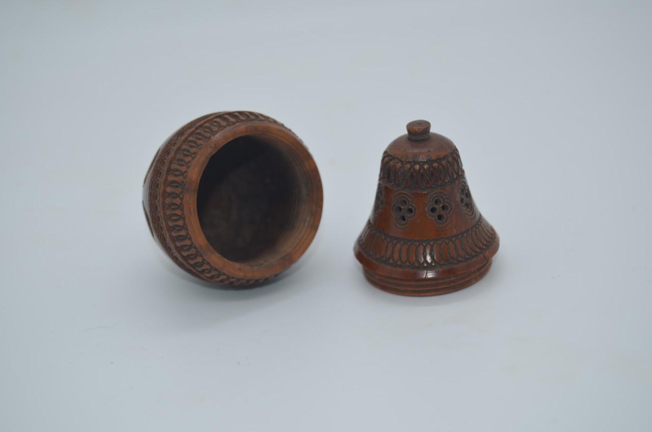 Handgesneden coquilla noten strooiers en pomanders (4)