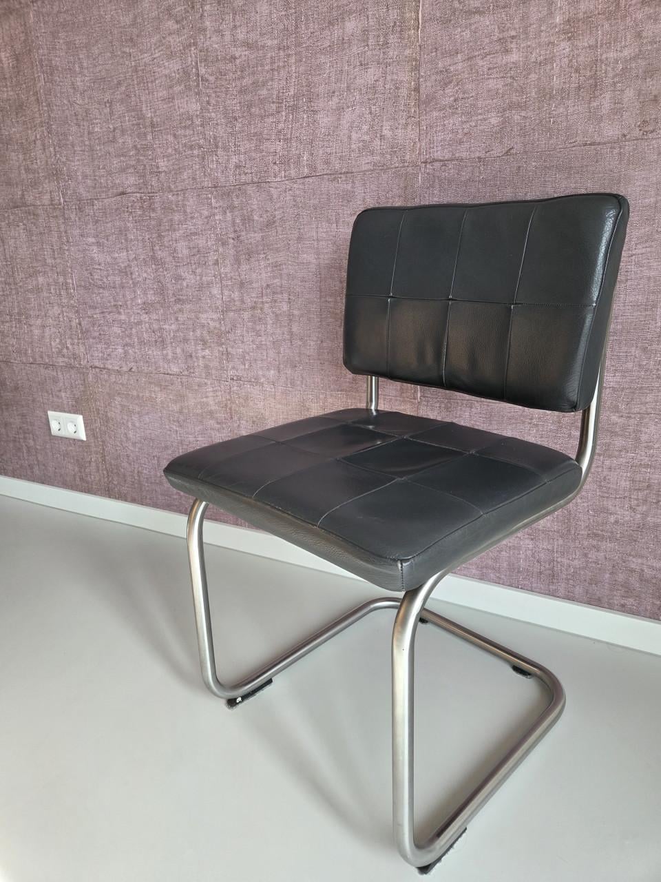 Eettafel en stoelen
