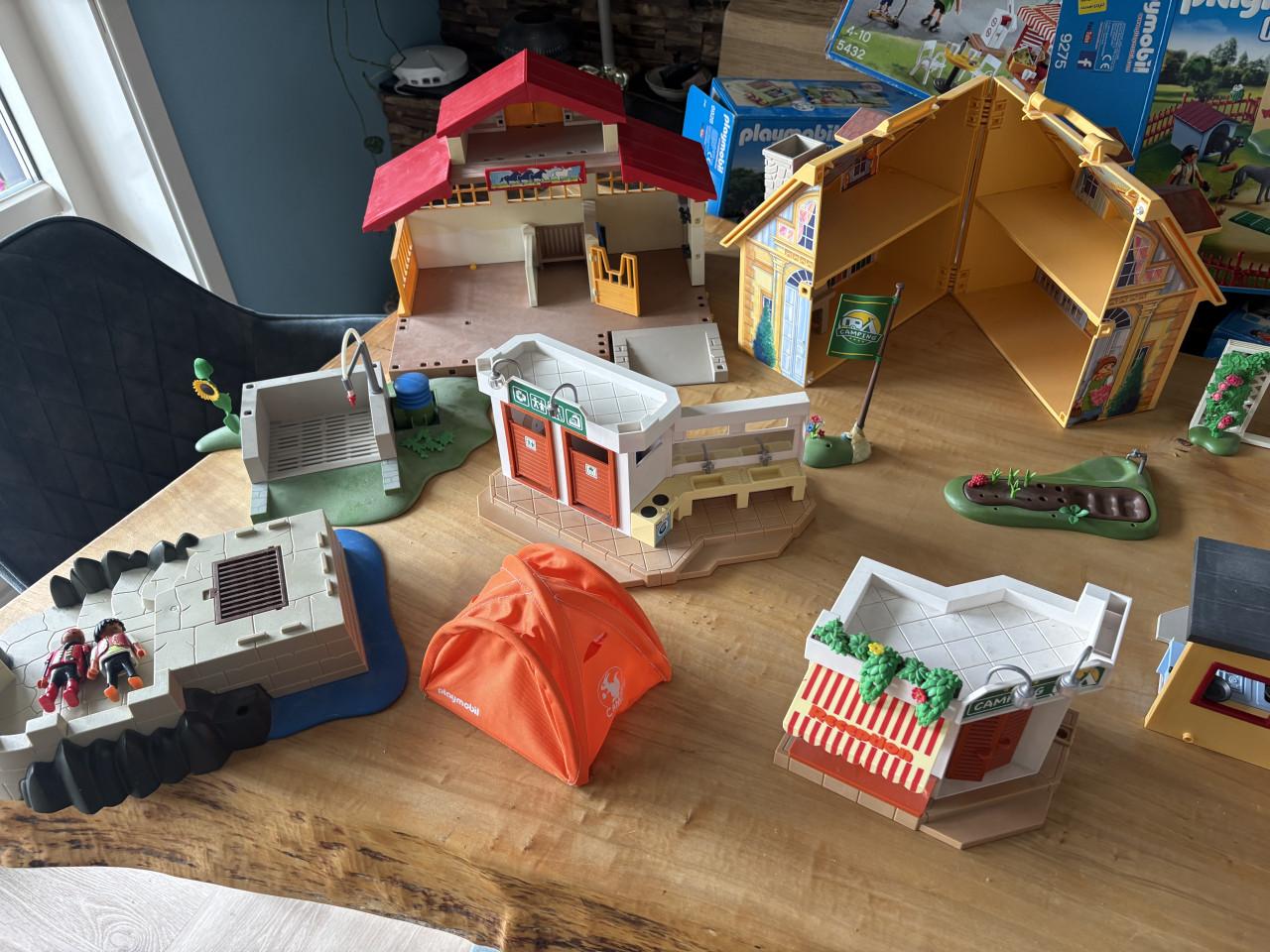Grote collectie Playmobil, groot ziekenhuis, paardenmanege en meer