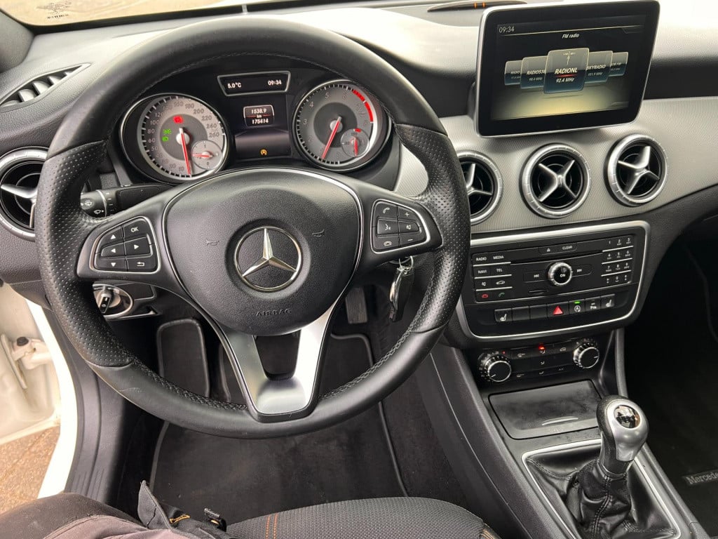 Mercedes-Benz Cla 180 business solution amg