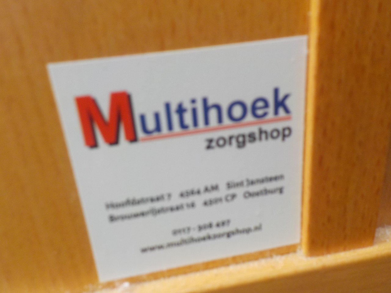 Mooie kwaliteit hoog nachtkastje met eet/ lees plankje in goede staat