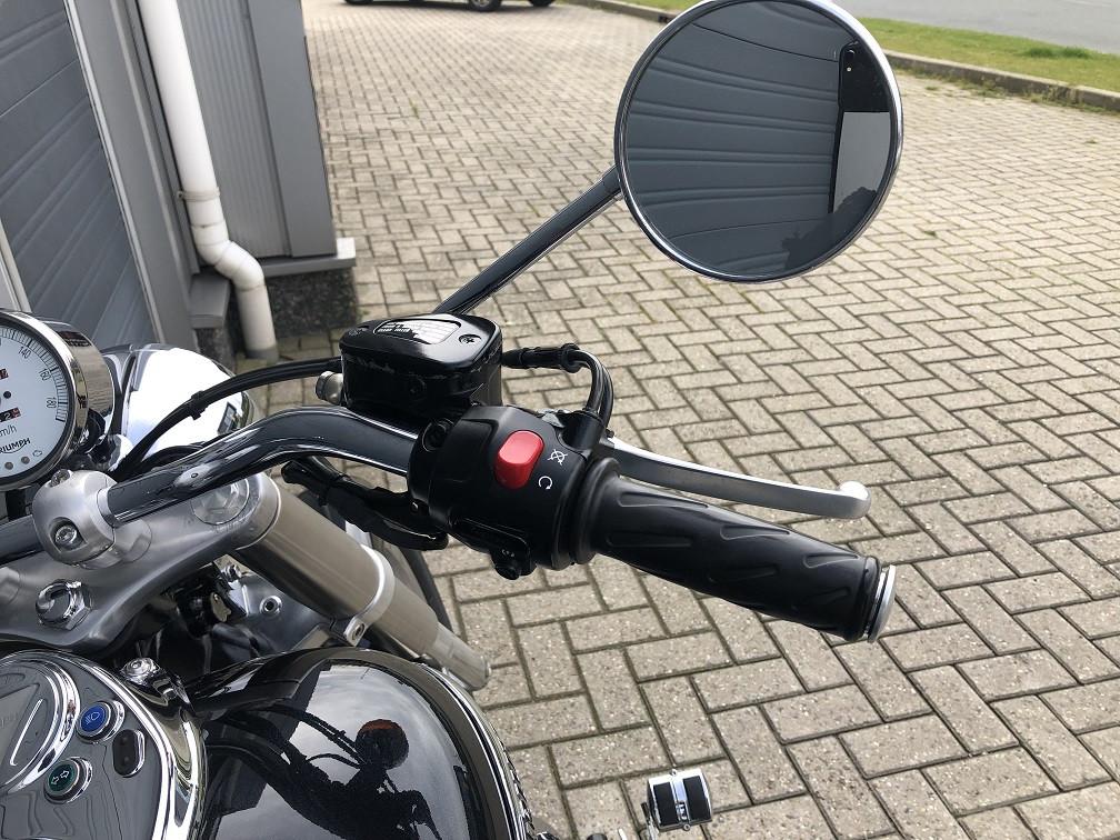 Triumph Bonnenville America uit 2008 met 27 dkm, lederen koffers etc €4250