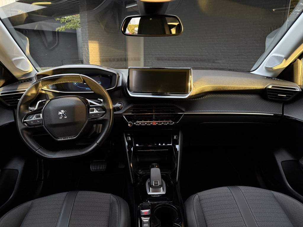 Peugeot 208 1.2t allure // automaat //