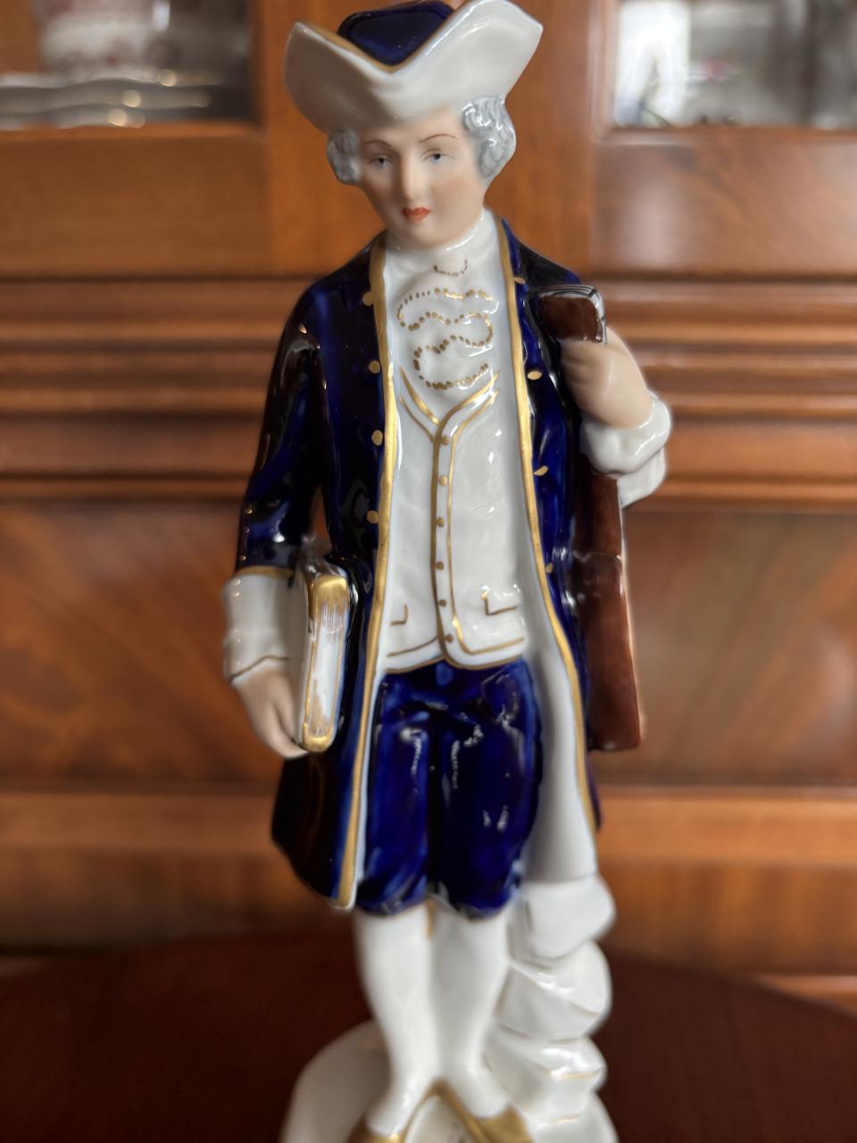 EEN ROYAL-DUC ROCOCO BEELDJE ,” DE VIOLIST”.