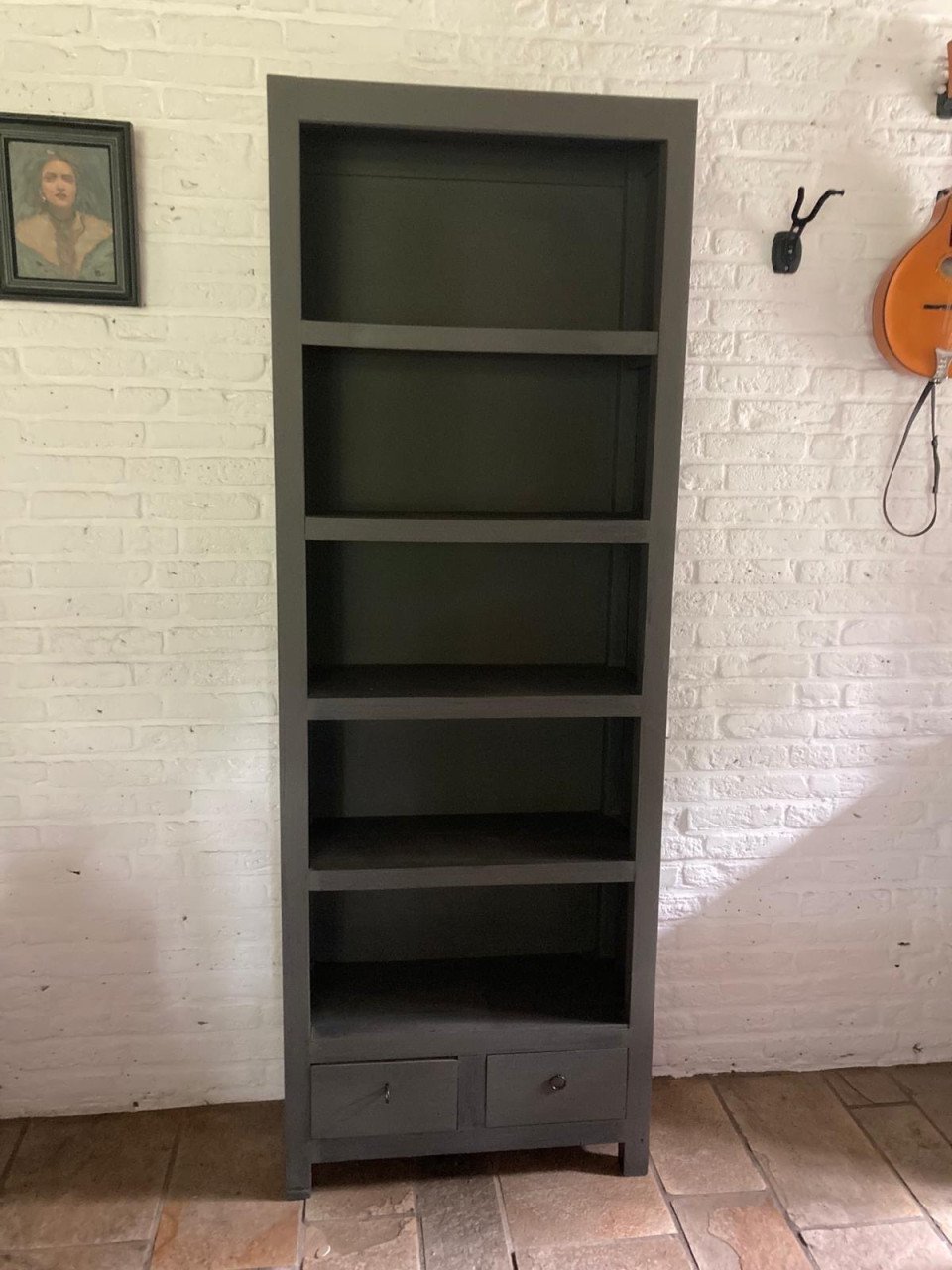 Vintage boekenkast in antraciet krijtverf