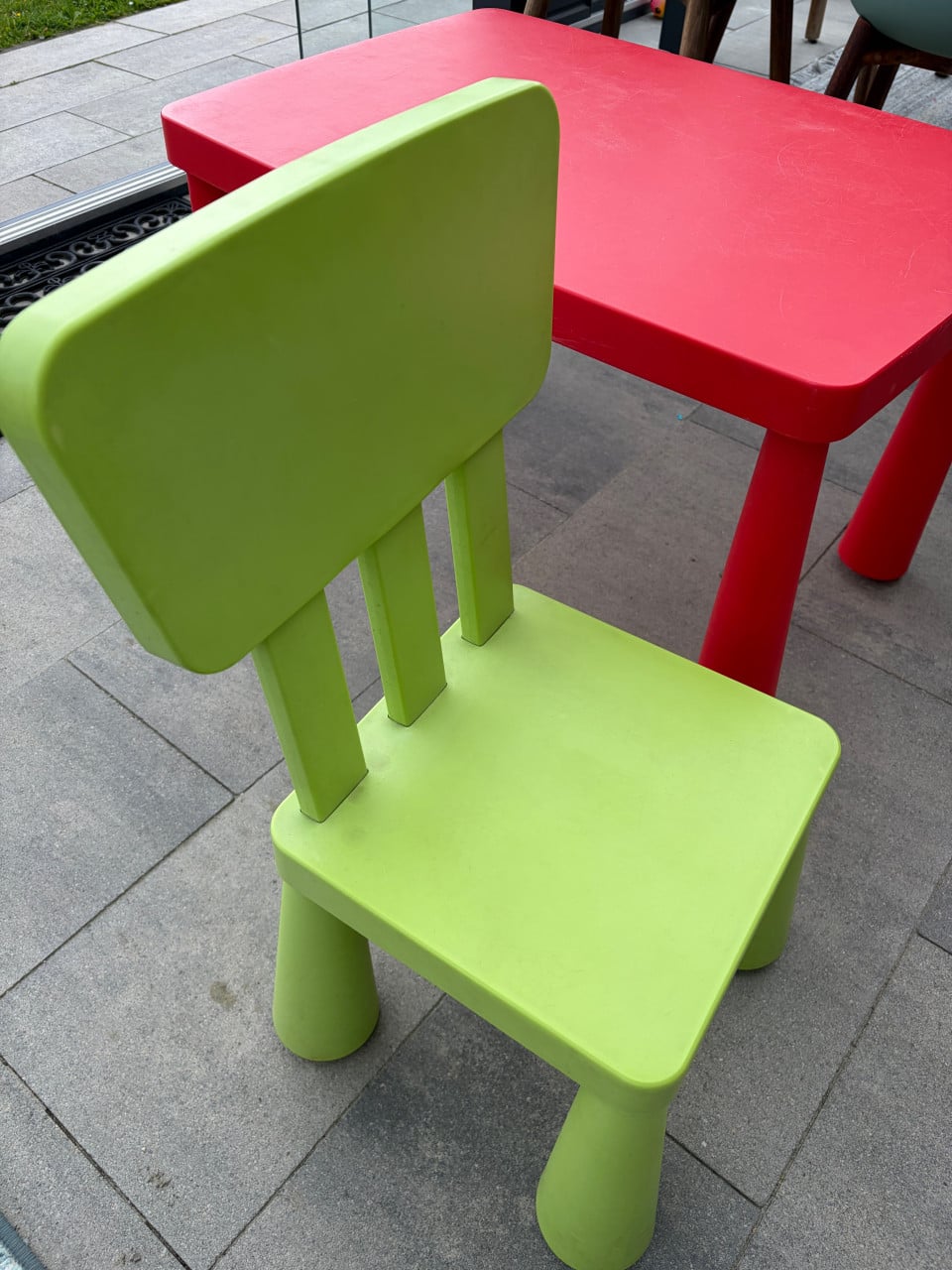 IKEA kindertafel rood met 2 groene stoeltjes