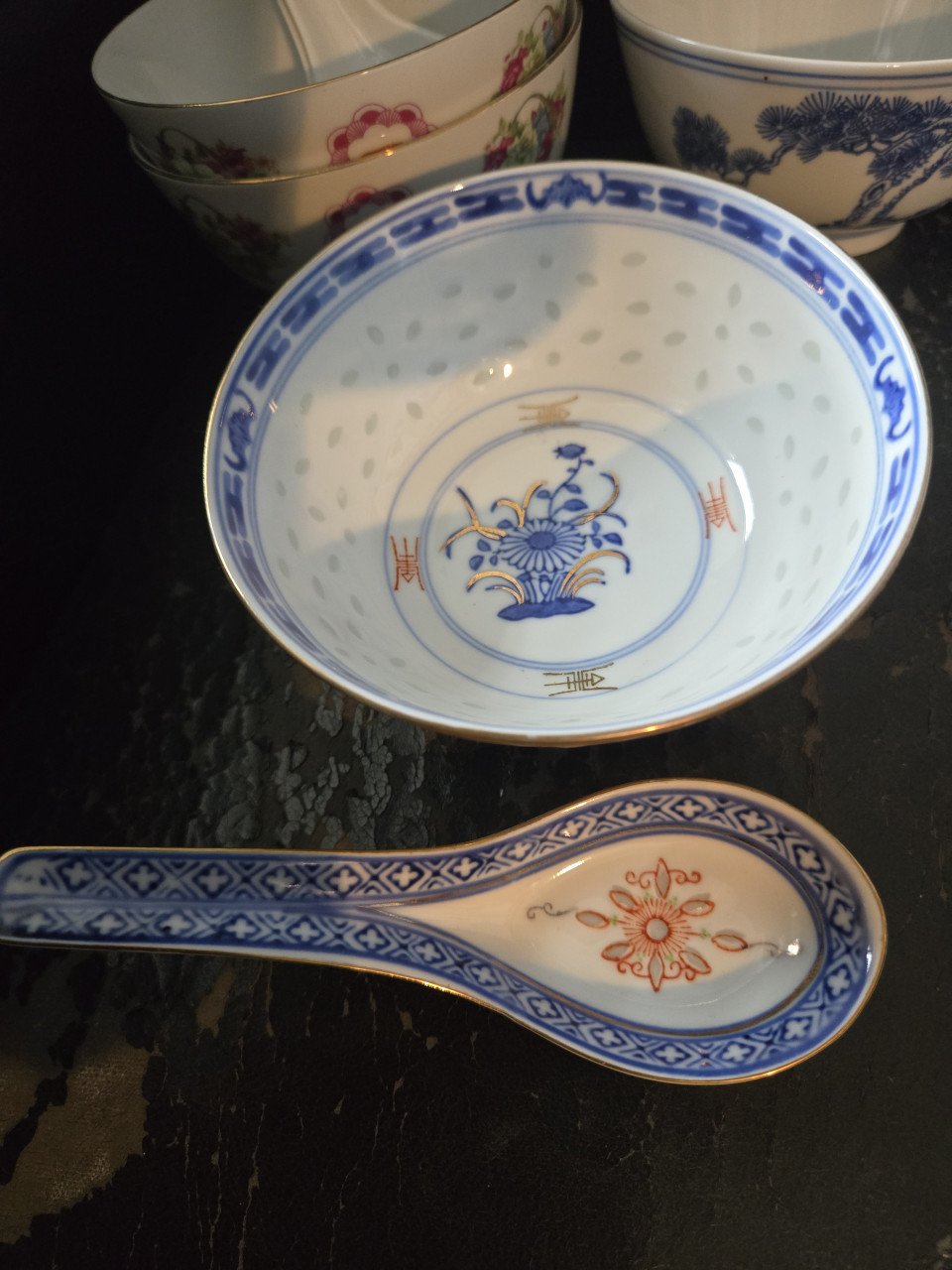 Set van 7 rijstkommen. 6 x 11.5 cm 1 x 9.5 cm doorsnee.