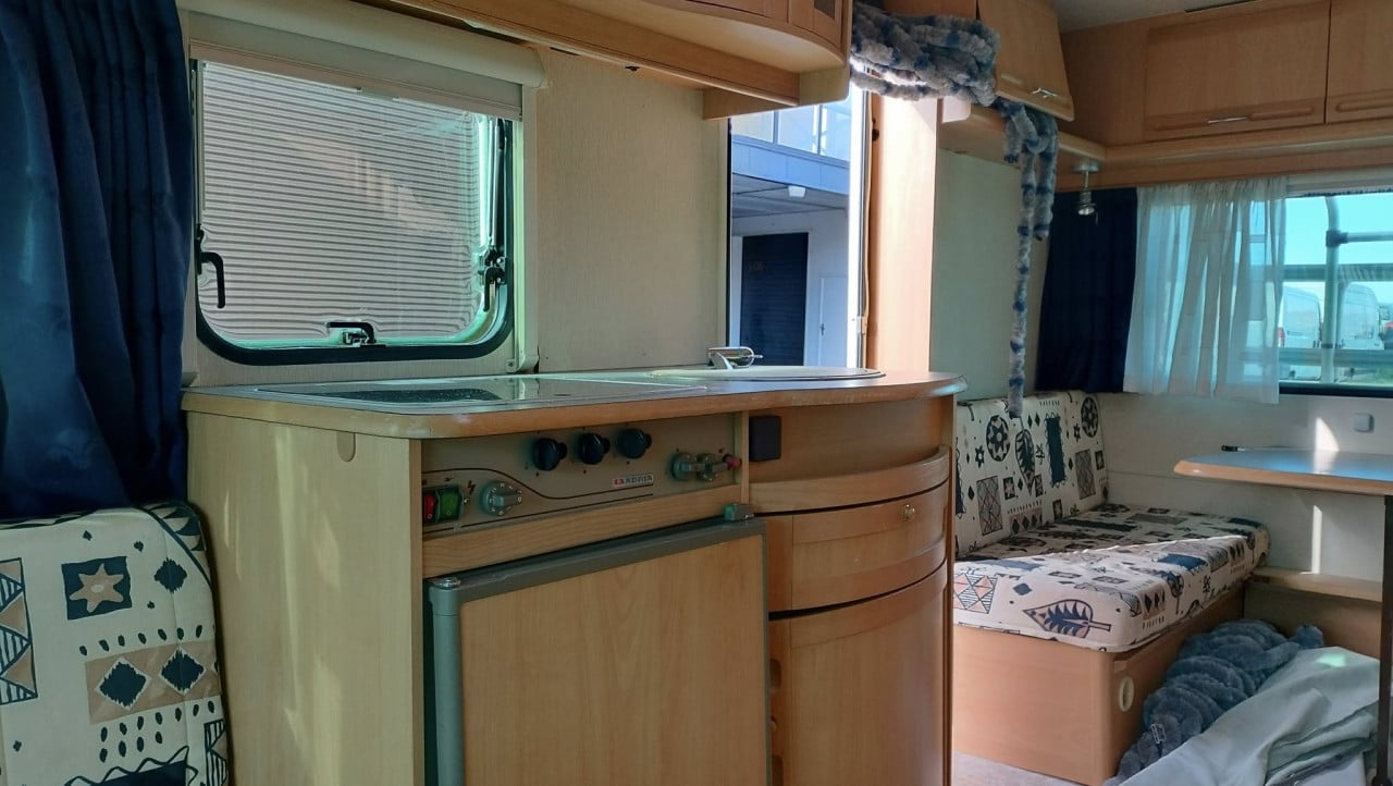 Adria Unica 431 met voortent en luifel en uitbouw