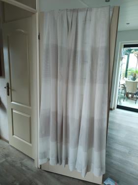 Dubbele set mooie Inbetween glasgordijnen. Crème- beige