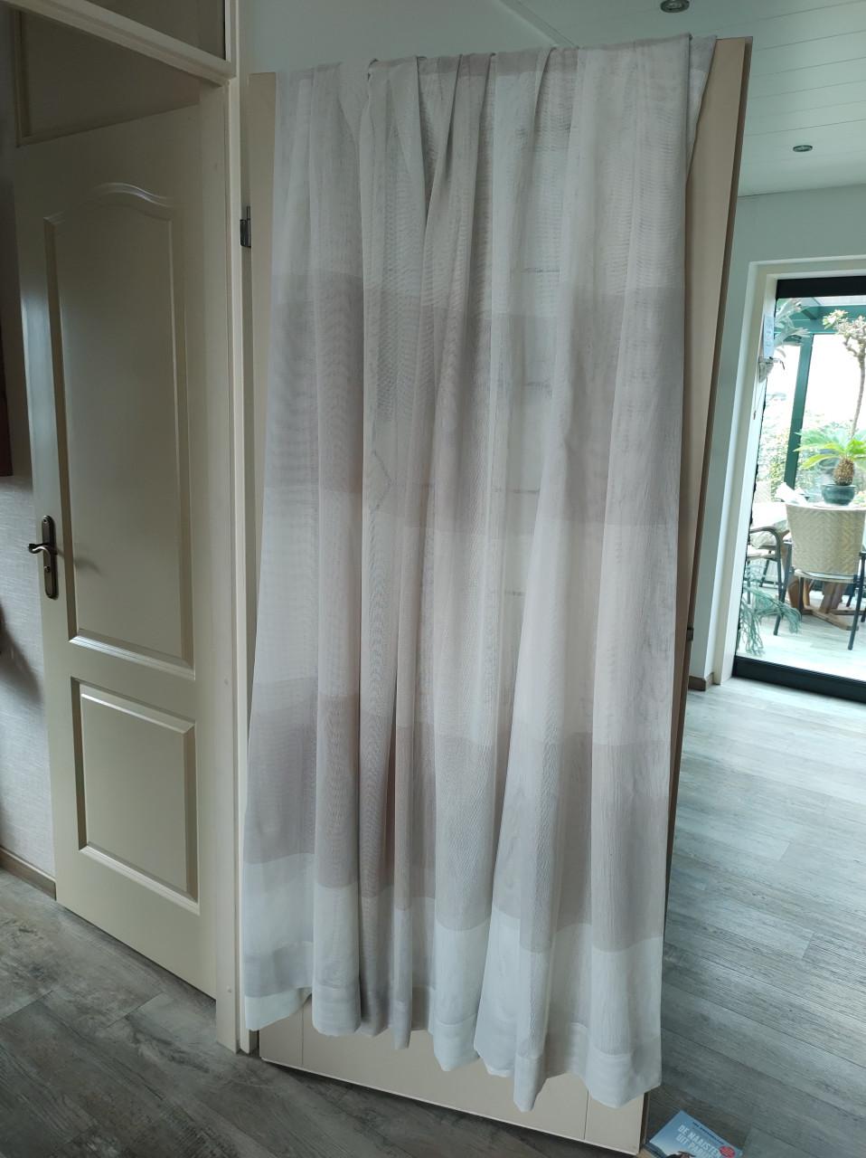 Dubbele set mooie Inbetween glasgordijnen. Crème- beige