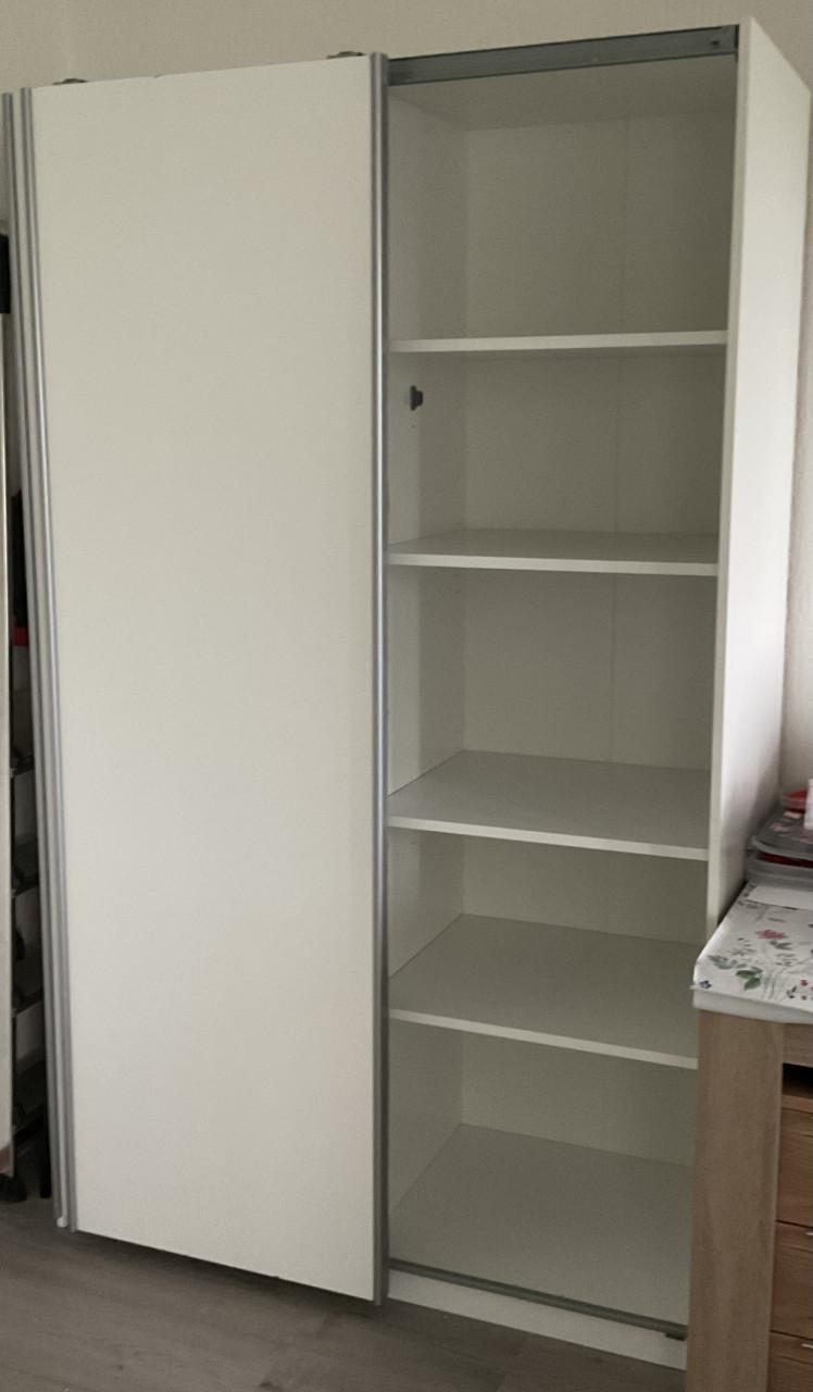 Gratis af te halen dubbeldeurs Kledingkast.