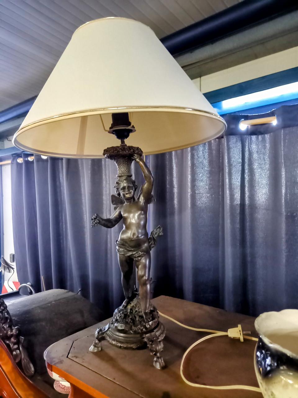 Oude kast en stoeltjes