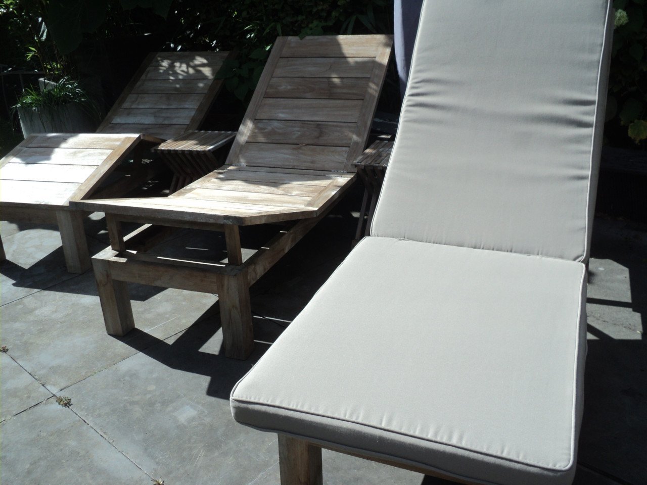 Set van 3 SCHITTERENDE teak houten ligbedden met tafeltjes +kussens