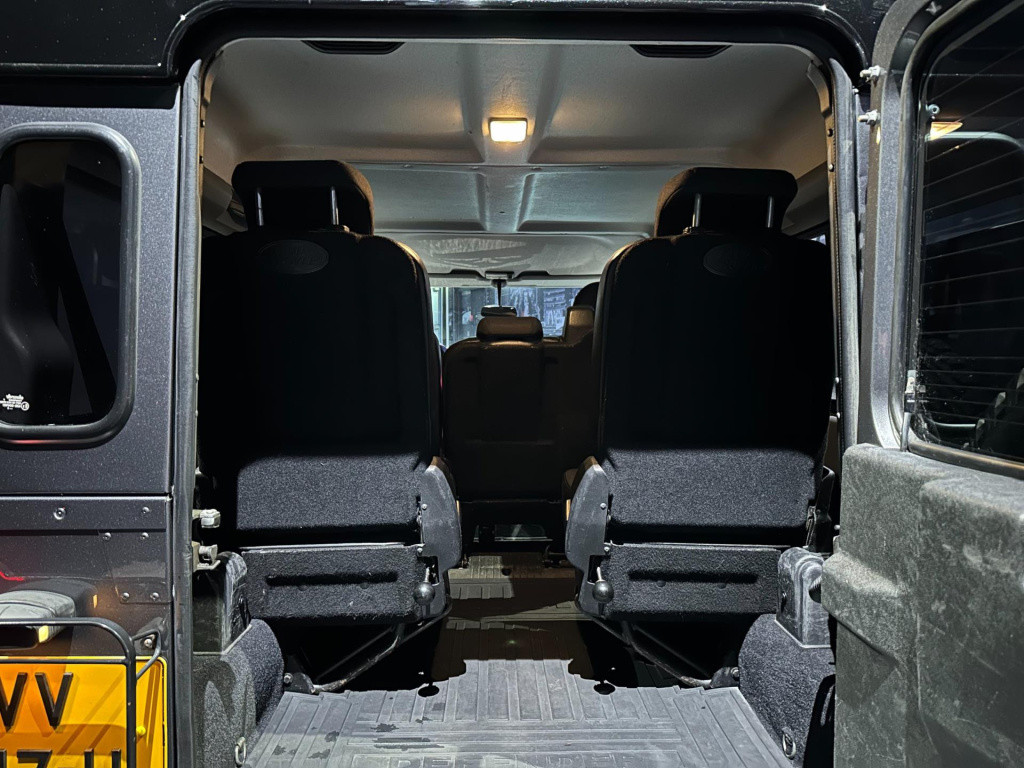 Land Rover Defender 2.4 td 110" x-tech dc *grijs kenteken 7 persoons*