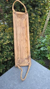 Decoratieve houten schaal met handvaten van touw.