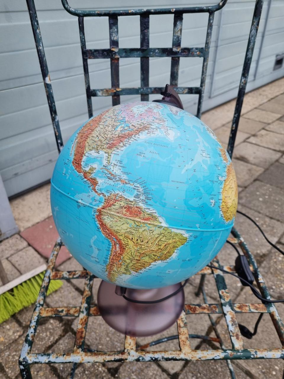 Wereldbol met verlichting