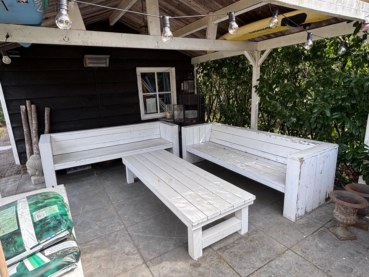 Robuuste houten tuinset, twee banken en één tafel.