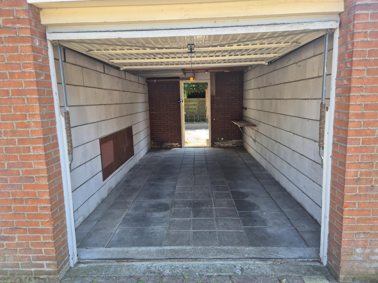 Te huur garagebox/ opslagruimte met stuk grond