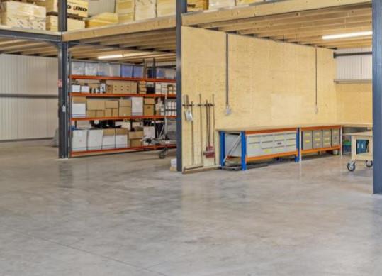 Stellingen, werkbanken, kasten, bartafel met krukken en koelkast