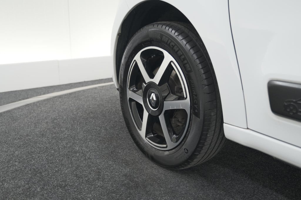 Renault Twingo sce limited | parkeersensoren | bluetooth | airco | 15 inch 