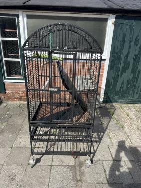 Grote vogelkooi te koop.