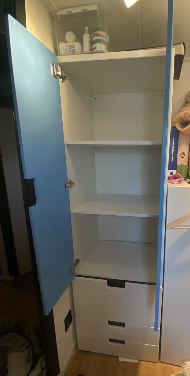 Kinderkledingkast met blauwe deuren