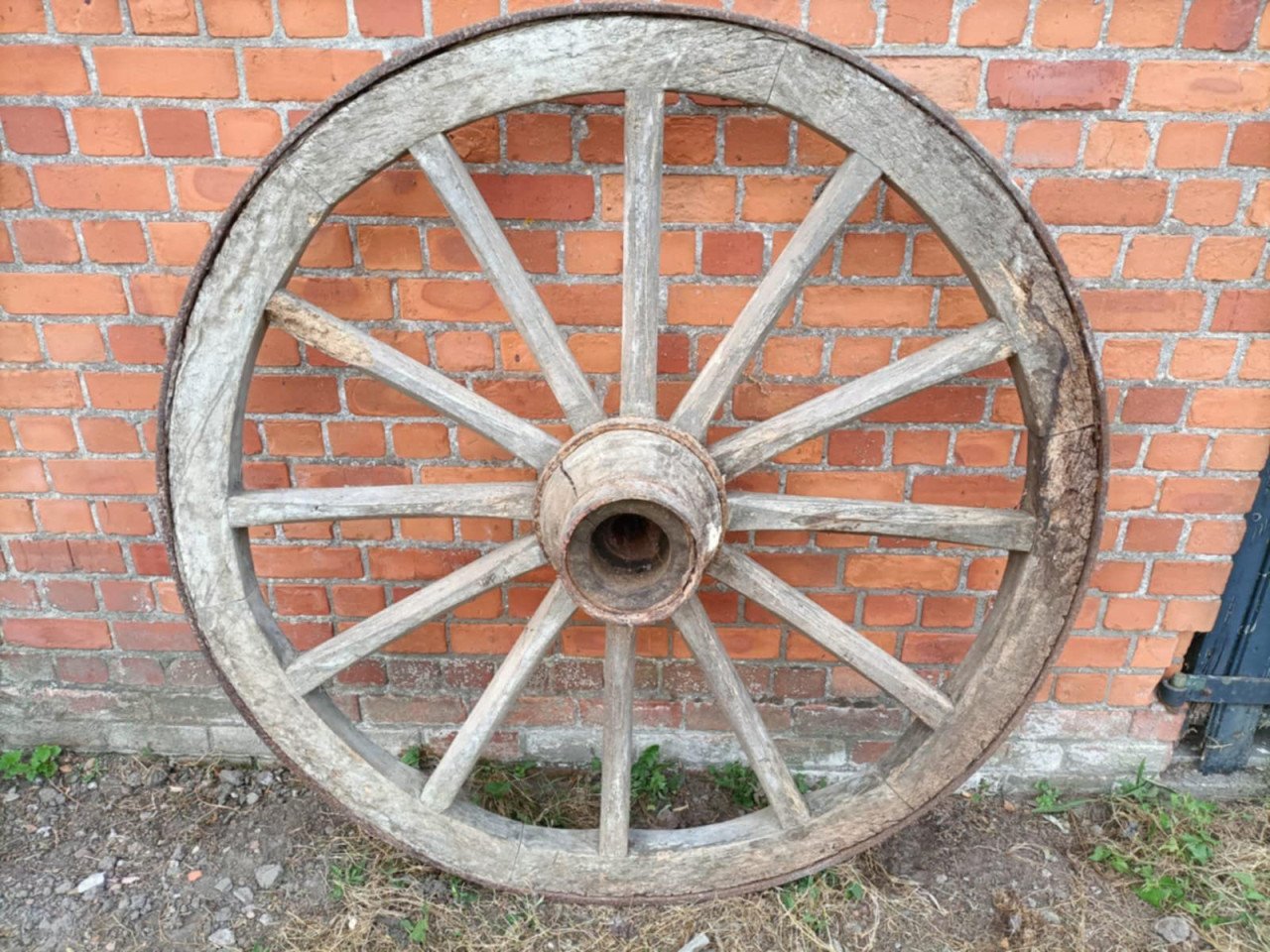 Oude houten wagenwiel