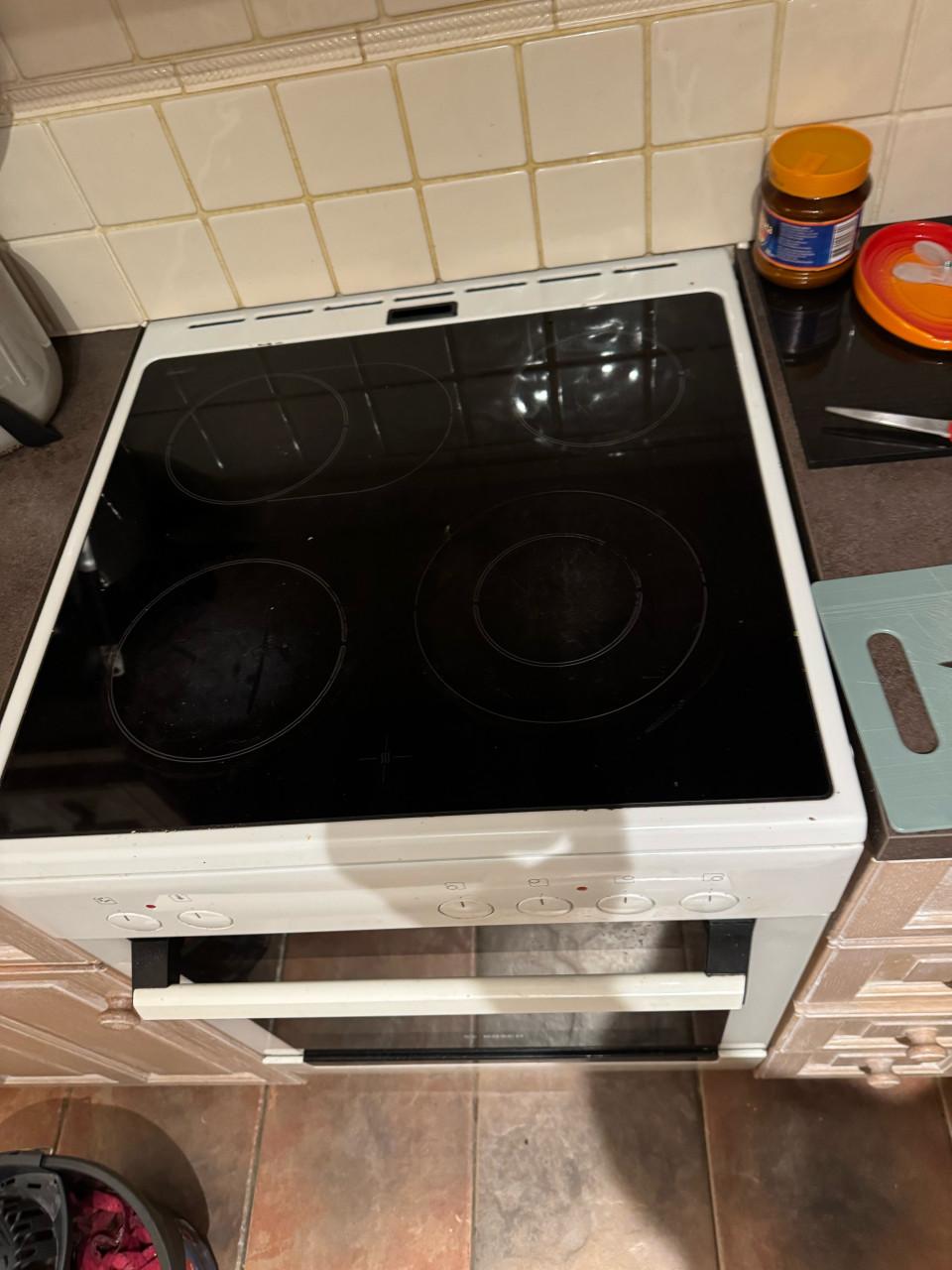 GRATIS - Bosch vrijstaande ceramische kookplaat met oven.