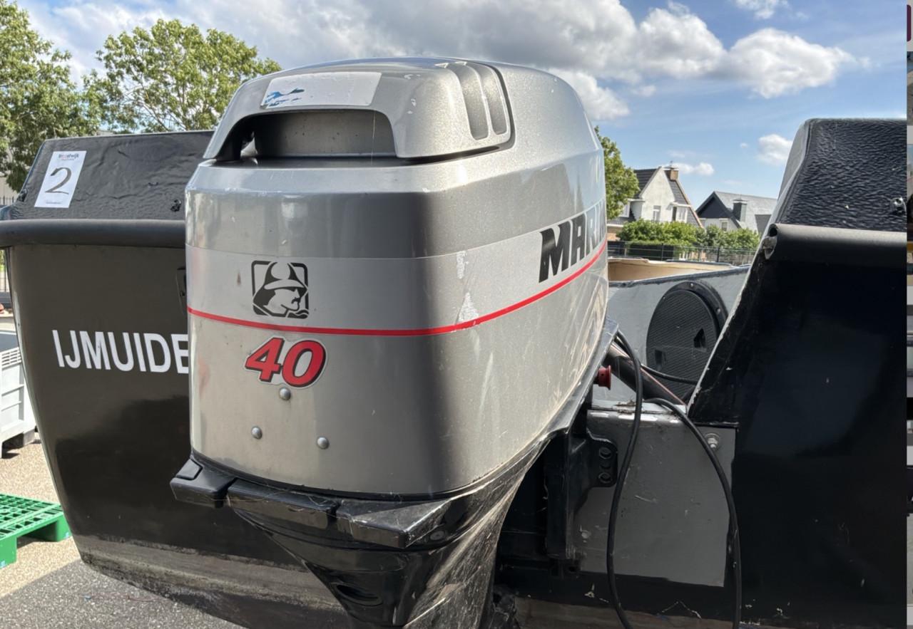 Sloep met buitenboordmotor