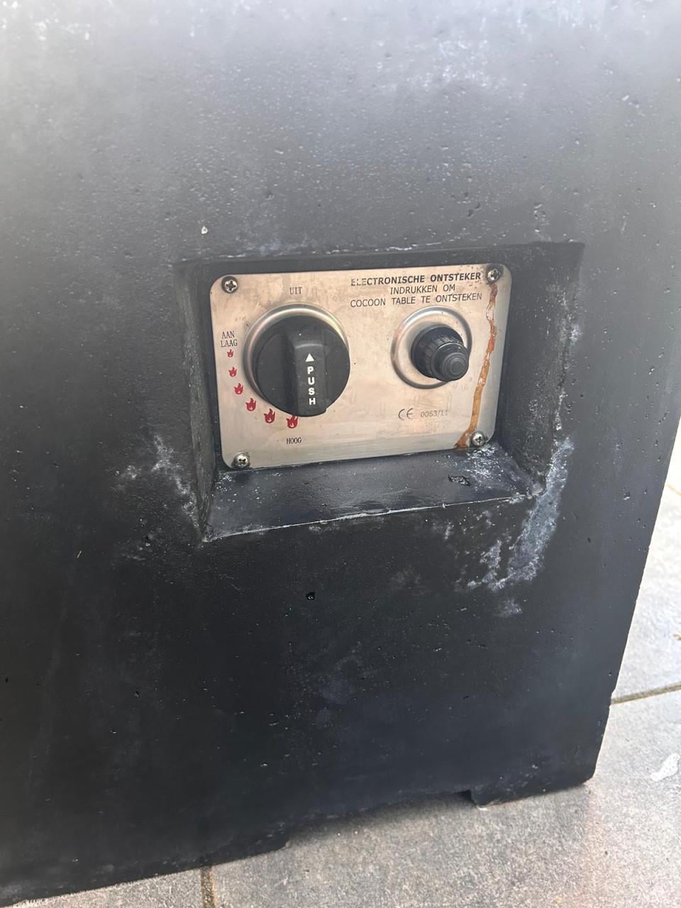 Buiten terras Open Haard met bijzet tafel voor de gasfles.