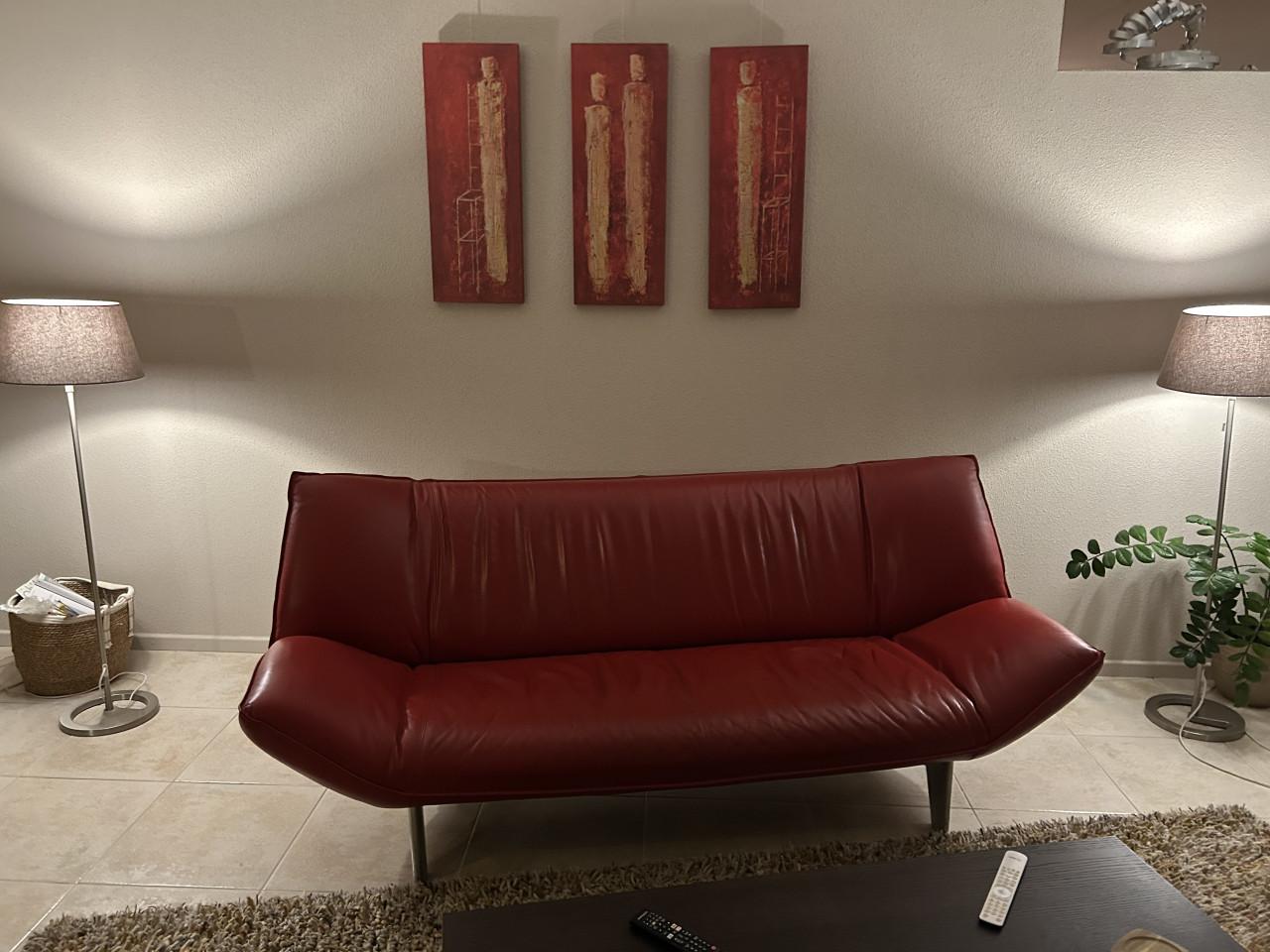 Rode leren bank merk Leolux model TANGO