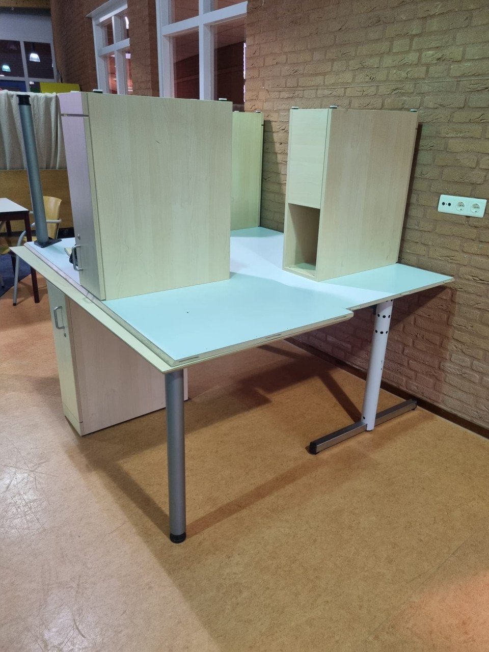 Diverse tafels en stoelen (school)