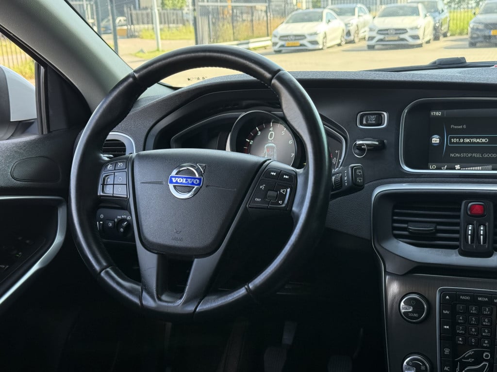 Volvo V40 1.6 t2 r-design | navi | cruise | stoelverwarming | parkeersensor