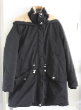 Zwarte winterjas met teddystof binnen in de jas maat L