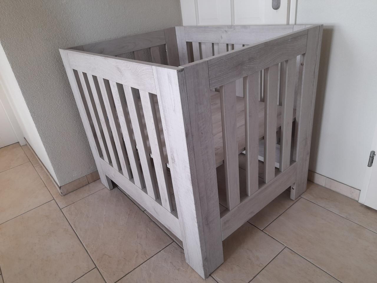 TWF Box ( in goede staat ) in hoogte verstelbaar!  Eventueel met boxkleed (