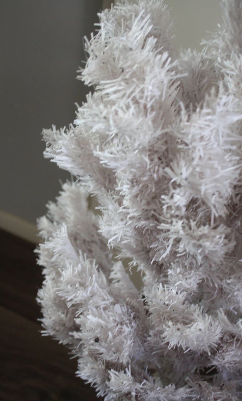 Witte kerstboom hij is 150 cm hoog