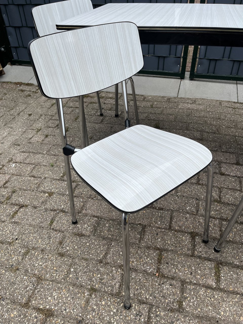 Tafel met 4 stoelen Formica en chromen poten