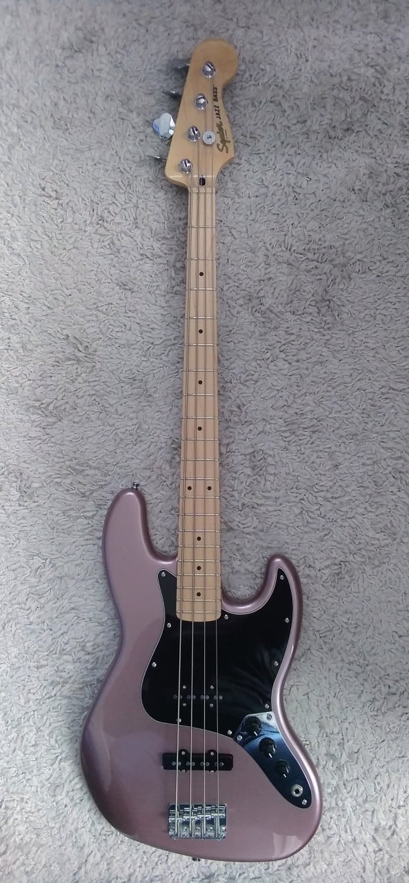 Squier Affinity Jazz Bass 2024 Burgundy Mist/Penny 190 euro.