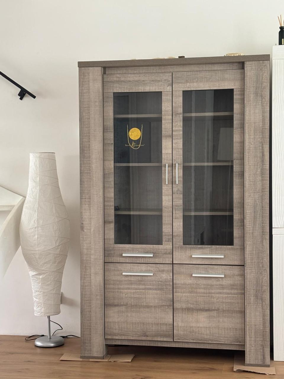 Mooie degelijke vitrine kast     (tegen elk aannemelijk bod)