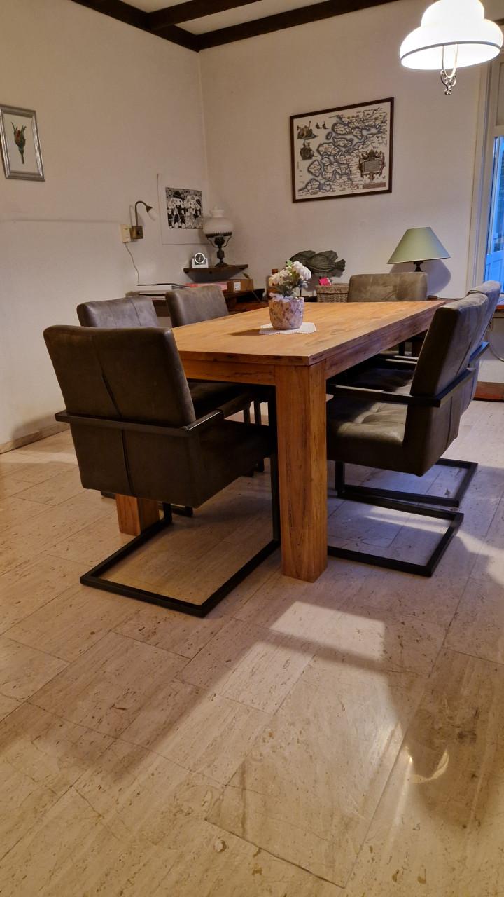 Eettafel met 6 stoelen