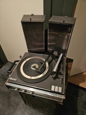 Jaren 60 draagbare Philips 447 Platenspeler met Speakers